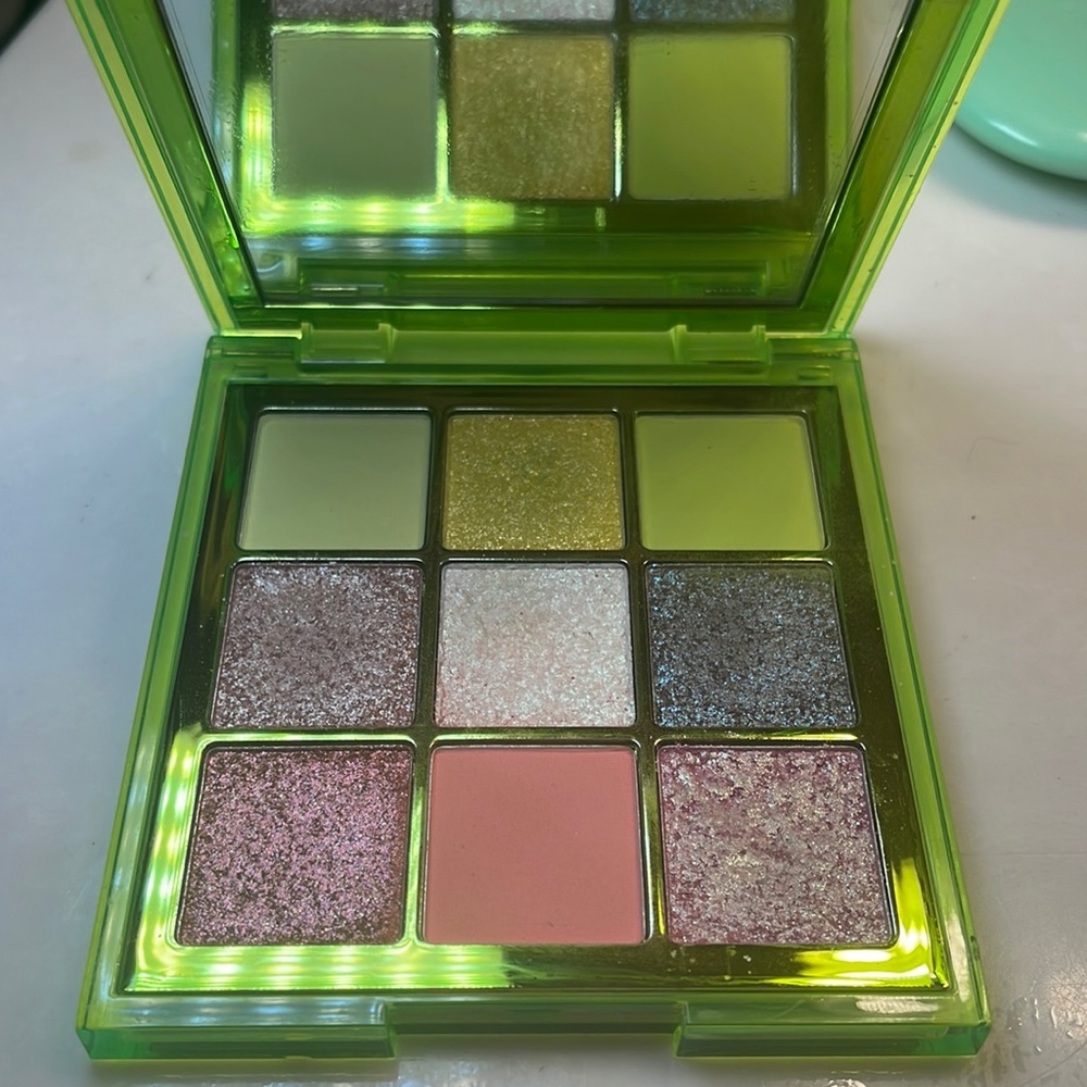 Neon Huda Beauty palette